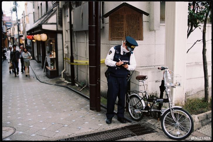 Polisen utfärdar böter på felparkerade cyklar i Kyoto