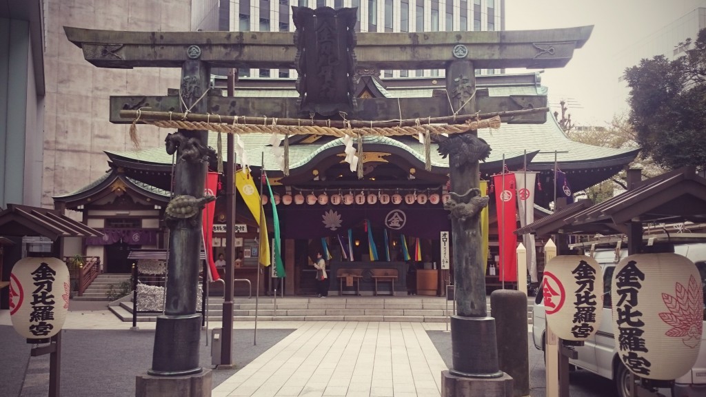 Buddhisttempel i Roppongi/Toranomon med höghus i bakgrunden